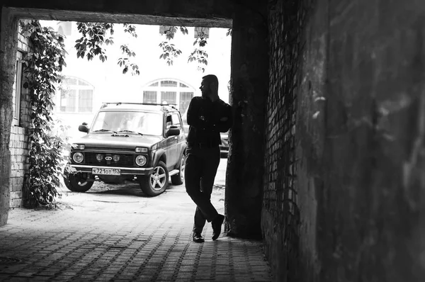 bir gömlek ve pantolon genç bir adam portresi