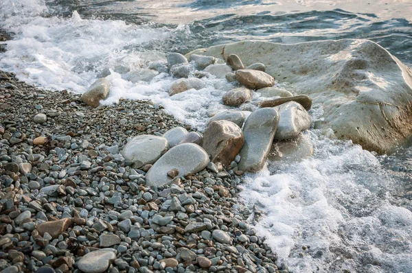 Sahilde, büyük taşlar wav tarafından yıkanmış