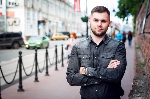 bir gömlek ve pantolon genç bir adam portresi