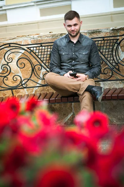 bir gömlek ve pantolon genç bir adam portresi