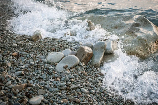 Sahilde, büyük taşlar wav tarafından yıkanmış