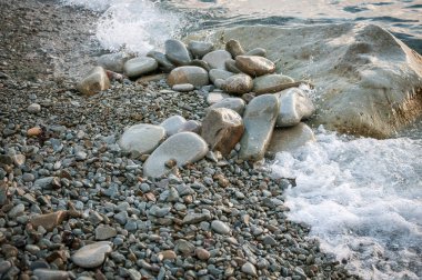 Sahilde, büyük taşlar wav tarafından yıkanmış