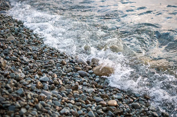 Sahilde, büyük taşlar wav tarafından yıkanmış