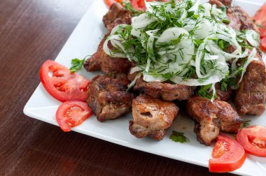 Fried şiş ızgara beyaz bir dis içinde