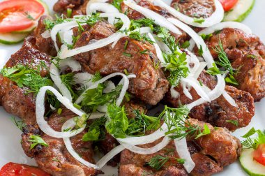 Fried şiş ızgara beyaz bir dis içinde