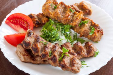 Beyaz bir dis ızgara Lula Kebap