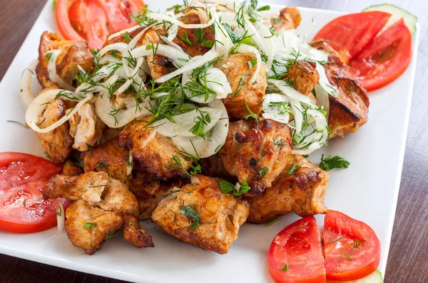 Fried şiş ızgara beyaz bir dis içinde