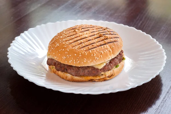 Сочный Чизбургер Сыром Белой Тарелке — стоковое фото