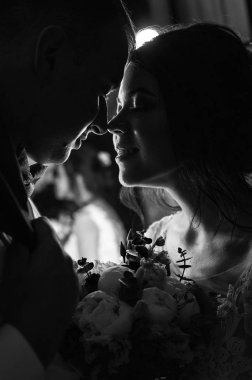 Gelin ve damat üzerinde beyaz adam genç çift