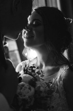 Gelin ve damat üzerinde beyaz adam genç çift