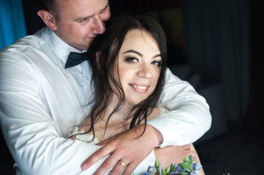 Gelin ve damat üzerinde renk adam genç çift