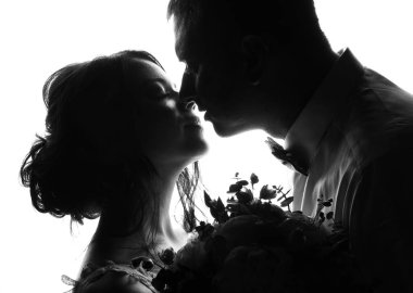 Gelin ve damat üzerinde beyaz adam genç çift