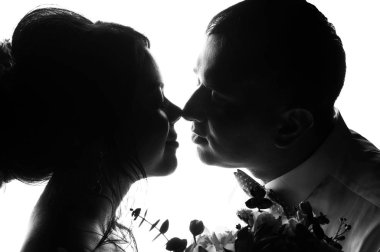 Gelin ve damat üzerinde beyaz adam genç çift