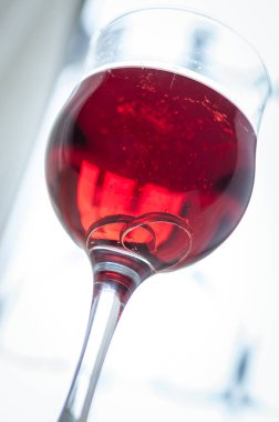 Alyans kırmızı Champagne bir bardak içinde