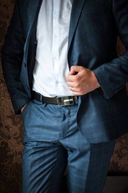 Lüks damat düğün takım elbiseli güzel bir iç roo içinde