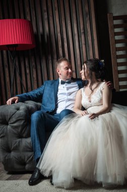 Gelin ve damat güzel bir iç / daki Genç çift