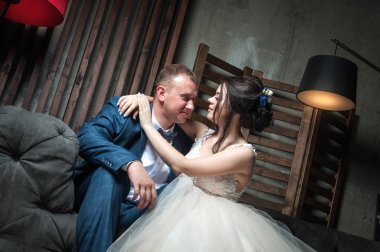 Gelin ve damat güzel bir iç / daki Genç çift