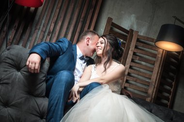 Gelin ve damat güzel bir iç / daki Genç çift