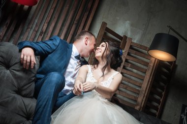 Gelin ve damat güzel bir iç / daki Genç çift