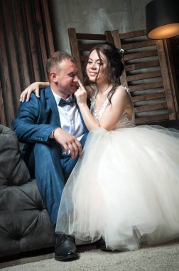 Gelin ve damat güzel bir iç / daki Genç çift