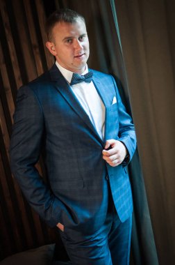 Lüks damat düğün takım elbiseli güzel bir iç roo içinde