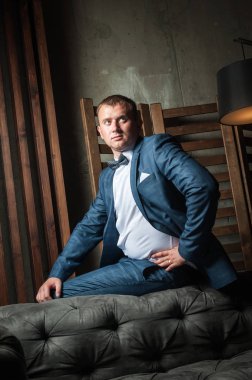 Lüks damat düğün takım elbiseli güzel bir iç roo içinde