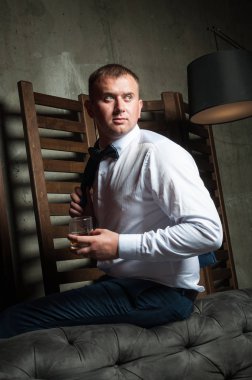 Lüks damat düğün takım elbiseli güzel bir iç roo içinde