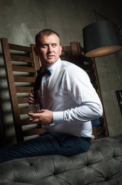 Lüks damat düğün takım elbiseli güzel bir iç roo içinde