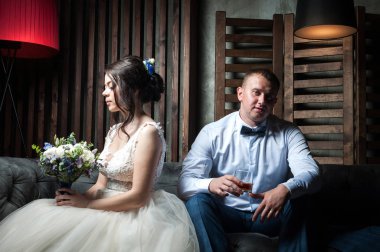 Gelin ve damat güzel bir iç / daki Genç çift