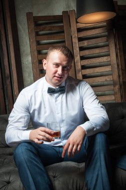 Lüks damat düğün takım elbiseli güzel bir iç roo içinde