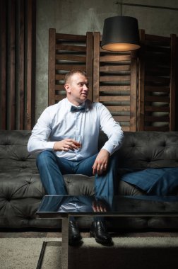 Lüks damat düğün takım elbiseli güzel bir iç roo içinde