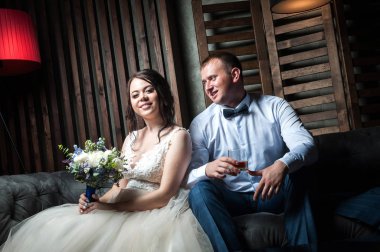 Gelin ve damat güzel bir iç / daki Genç çift