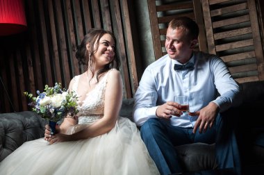 Gelin ve damat güzel bir iç / daki Genç çift