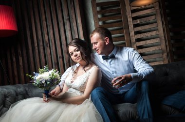 Gelin ve damat güzel bir iç / daki Genç çift