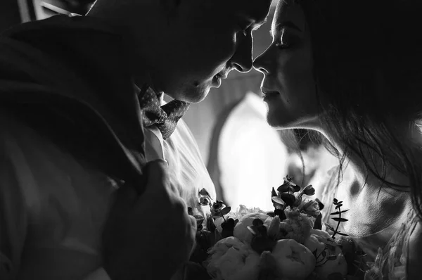 Junges Paar Braut Und Bräutigam Auf Weißem Hintergrund — Stockfoto