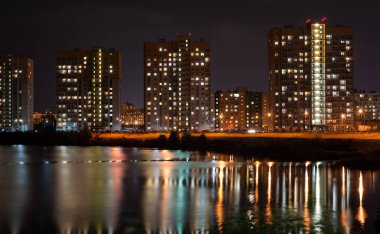 Evenin içinde kentsel peyzaj