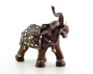 Fil Feng Shui sahip üç ana özellikleri istikrar, güvenilirlik ve su kuyusu-varlık vardır. Usta, bu doktrin, pratik, Odaya bulunan bir fil figürü bir re olarak sadece iyi şanslar çekmek mümkün iddia