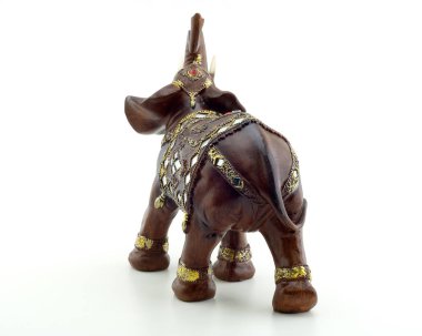 Fil Feng Shui sahip üç ana özellikleri istikrar, güvenilirlik ve su kuyusu-varlık vardır. Usta, bu doktrin, pratik, Odaya bulunan bir fil figürü bir re olarak sadece iyi şanslar çekmek mümkün iddia