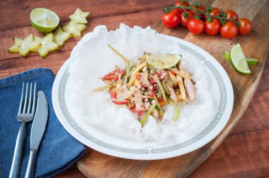 et salatası tavuk, Tay cuisin ile