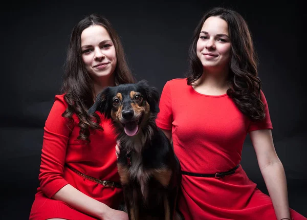 Chicas Vestidos Rojos Con Perros Fondo Negro — Foto de Stock