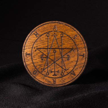 Ouija tahtası, üzerinde siyah bir adam sarı