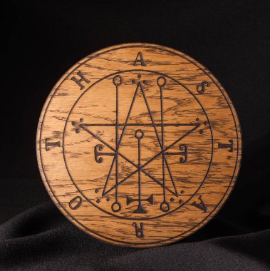Ouija tahtası, üzerinde siyah bir adam sarı