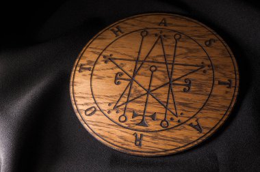 Ouija tahtası, üzerinde siyah bir adam sarı