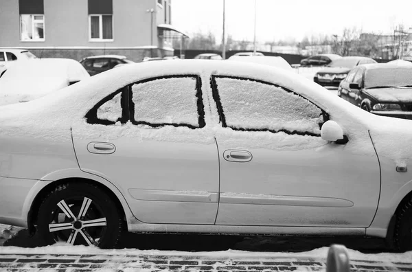 Autó Parkolóban Van Borított Val Sno — Stock Fotó