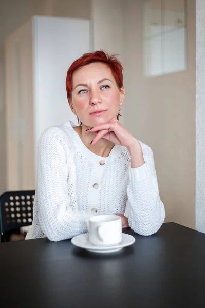 Mujer Tomando Café Por Mañana Mesa —  Fotos de Stock