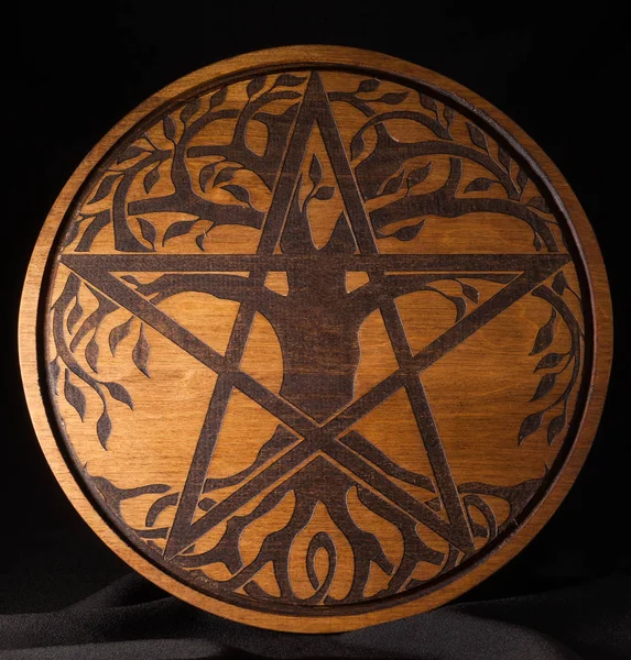 Ouija tahtası, üzerinde siyah bir adam sarı