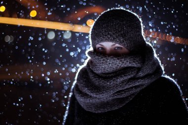 düşen kar winte arka plan üzerinde bir adam silüeti