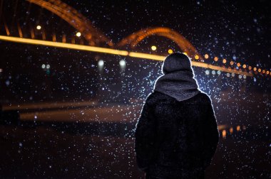 düşen kar winte arka plan üzerinde bir adam silüeti