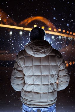 düşen kar winte arka plan üzerinde bir adam silüeti