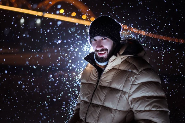 冬季の雪の背景に人のシルエット — ストック写真